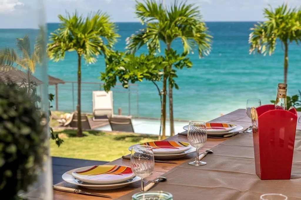 Location villa prestige avec piscine. La Sirène du Diamant Martinique avec La terrasse face à la mer !
